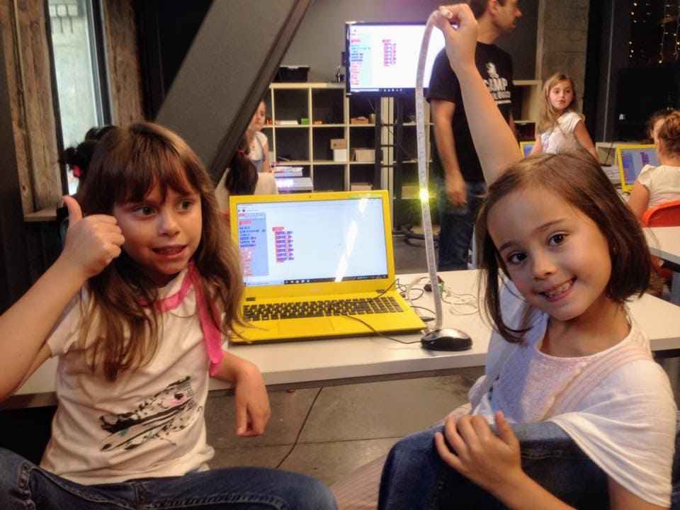 Talleres tecnológicos dirigidos a niñas para fomentar su interés en áreas STEM